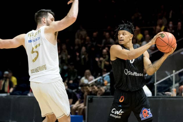 Basketball Loewen Braunschweig - NINERS Chemnitz Owen Klassen (Nr. 5 Basketball Loewen Braunschweig) Nelson Weidemann (Nr. 0 NINERS Chemnitz) Basketball Loewen Braunschweig - NINERS Chemnitz, Basketball, BBL, Saison 2021 2022, 16.10.2021 Braunschweig Copyright: xHelbigx Eibner-Pressefotox EP_helbig