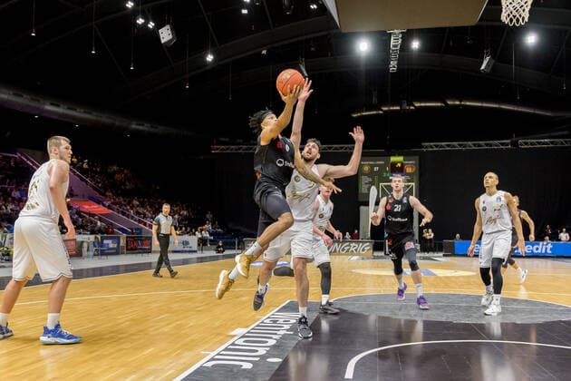 Basketball Loewen Braunschweig - NINERS Chemnitz Nelson Weidemann (Nr. 0 NINERS Chemnitz) Owen Klassen (Nr. 5 Basketball Loewen Braunschweig) Basketball Loewen Braunschweig - NINERS Chemnitz, Basketball, BBL, Saison 2021 2022, 16.10.2021 Braunschweig Copyright: xHelbigx Eibner-Pressefotox EP_helbig