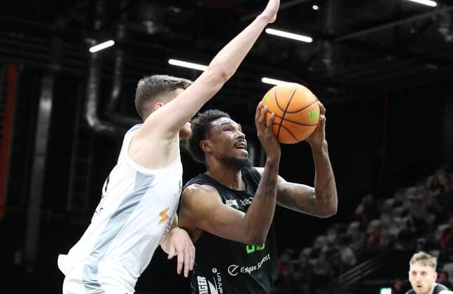 16.10.2021 - Basketball - Saison 2021 2022 - 2. Bundesliga Pro-A - 05. Spieltag: Nürnberg Falcons Basketball Club NBC - Team Ehingen Urspring - DaMa - Benedikt Maukner (11, Nürnberg Falcons BC NBC ) Josh Price (30, Team Ehingen Urspring )