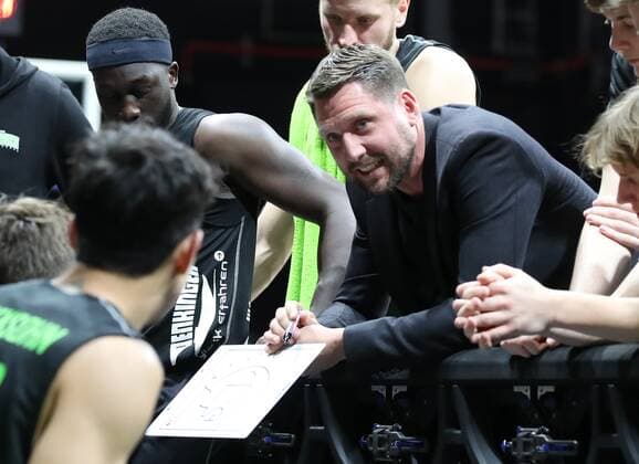 16.10.2021 - Basketball - Saison 2021 2022 - 2. Bundesliga Pro-A - 05. Spieltag: Nürnberg Falcons Basketball Club NBC - Team Ehingen Urspring - DaMa - Felix Czerny ( Trainer Headcoach Team Ehingen Urspring ) gibt Anweisungen in Auszeit