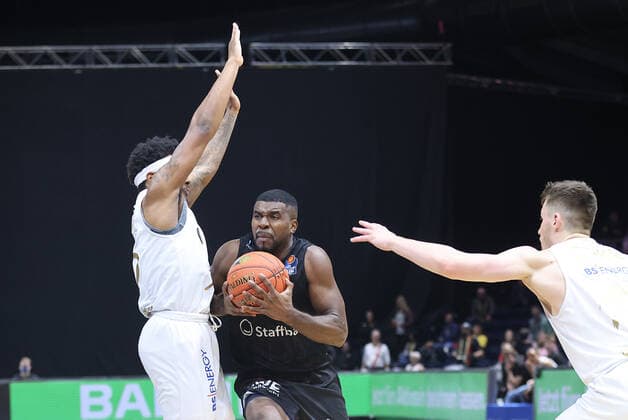 Frantz Massenat (Niners Chemnitz) gegen Tookie Brown (Basketball Loewen Braunschweig)
