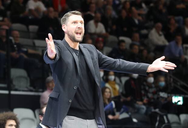 16.10.2021 - Basketball - Saison 2021 2022 - 2. Bundesliga Pro-A - 05. Spieltag: Nürnberg Falcons Basketball Club NBC - Team Ehingen Urspring - DaMa - Felix Czerny ( Trainer Headcoach Team Ehingen Urspring ) zeigt an gestikuliert dirigiert gibt Anweisungen