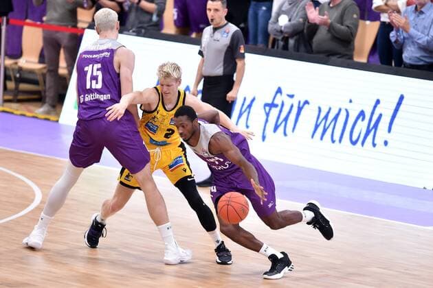 Kamar Baldwin (BG Goettingen) (am Ball), Jacob Patrick (MHP Riesen Ludwigsburg) (M), Philipp Hartwich (BG Goettingen) (L) , Basketball, Bundesliga, BBL, BG Goettingen - MHP Riesen Ludwigsburg, 16.10.2021, BG Goettingen - MHP Riesen Ludwigsburg, Basketball, Bundesliga, GER, BBL, 16.10.2021 Goettingen Copyright: xEibner-Pressefotox-xRolandxSippelx