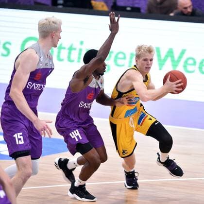 Jacob Patrick (MHP Riesen Ludwigsburg) (am Ball), Kamar Baldwin (BG Goettingen) (M), Philipp Hartwich (BG Goettingen) (L) , Basketball, Bundesliga, BBL, BG Goettingen - MHP Riesen Ludwigsburg, 16.10.2021, BG Goettingen - MHP Riesen Ludwigsburg, Basketball, Bundesliga, GER, BBL, 16.10.2021 Goettingen Copyright: xEibner-Pressefotox-xRolandxSippelx