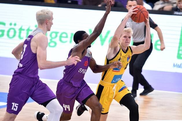 Jacob Patrick (MHP Riesen Ludwigsburg) (am Ball), Kamar Baldwin (BG Goettingen) (M), Philipp Hartwich (BG Goettingen) (L) , Basketball, Bundesliga, BBL, BG Goettingen - MHP Riesen Ludwigsburg, 16.10.2021, BG Goettingen - MHP Riesen Ludwigsburg, Basketball, Bundesliga, GER, BBL, 16.10.2021 Goettingen Copyright: xEibner-Pressefotox-xRolandxSippelx