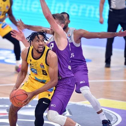 Justin Simon (MHP Riesen Ludwigsburg) (am Ball), Mathis Moenninghoff (BG Goettingen) (M) , Basketball, Bundesliga, BBL, BG Goettingen - MHP Riesen Ludwigsburg, 16.10.2021, BG Goettingen - MHP Riesen Ludwigsburg, Basketball, Bundesliga, GER, BBL, 16.10.2021 Goettingen Copyright: xEibner-Pressefotox-xRolandxSippelx