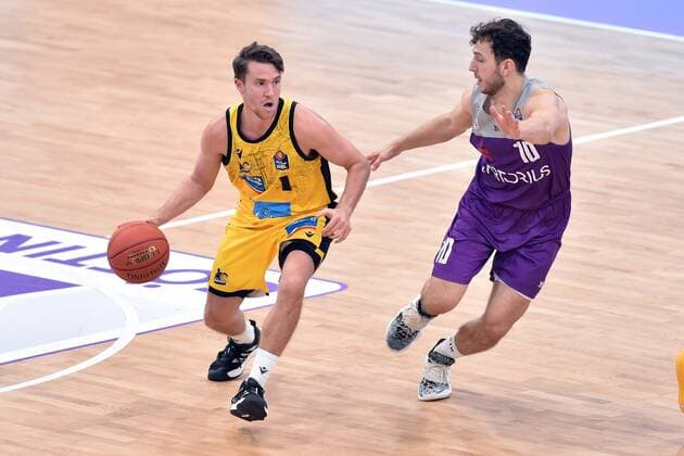 Jordan Hulls (MHP Riesen Ludwigsburg) (am Ball), Haris Hujic (BG Goettingen) (R) , Basketball, Bundesliga, BBL, BG Goettingen - MHP Riesen Ludwigsburg, 16.10.2021, BG Goettingen - MHP Riesen Ludwigsburg, Basketball, Bundesliga, GER, BBL, 16.10.2021 Goettingen Copyright: xEibner-Pressefotox-xRolandxSippelx