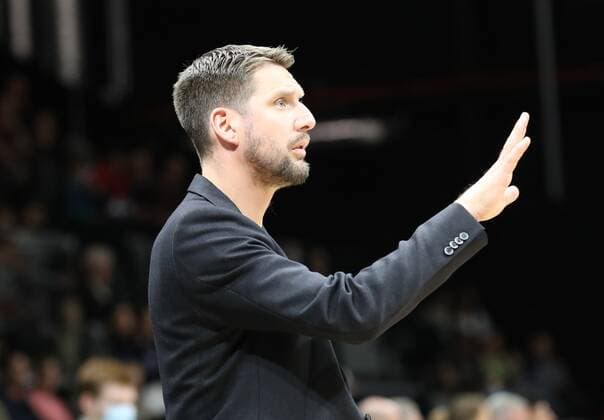 16.10.2021 - Basketball - Saison 2021 2022 - 2. Bundesliga Pro-A - 05. Spieltag: Nürnberg Falcons Basketball Club NBC - Team Ehingen Urspring - DaMa - Felix Czerny ( Trainer Headcoach Team Ehingen Urspring ) zeigt an gestikuliert dirigiert gibt Anweisungen