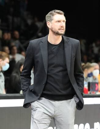 16.10.2021 - Basketball - Saison 2021 2022 - 2. Bundesliga Pro-A - 05. Spieltag: Nürnberg Falcons Basketball Club NBC - Team Ehingen Urspring - DaMa - Felix Czerny ( Trainer Headcoach Team Ehingen Urspring ) nachdenklich