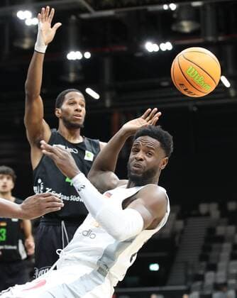 16.10.2021 - Basketball - Saison 2021 2022 - 2. Bundesliga Pro-A - 05. Spieltag: Nürnberg Falcons Basketball Club NBC - Team Ehingen Urspring - DaMa - Bakari Evelyn (4, Team Ehingen Urspring ) Roland L Amour Nyama (24, Nürnberg Falcons BC NBC )