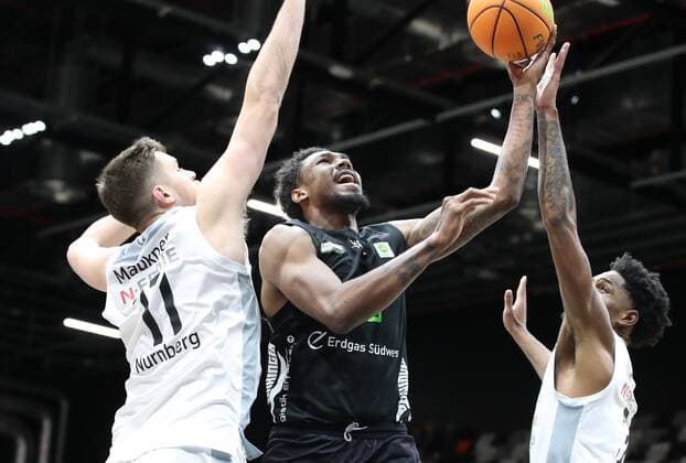 16.10.2021 - Basketball - Saison 2021 2022 - 2. Bundesliga Pro-A - 05. Spieltag: Nürnberg Falcons Basketball Club NBC - Team Ehingen Urspring - DaMa - Benedikt Maukner (11, Nürnberg Falcons BC NBC ) Josh Price (30, Team Ehingen Urspring ) Antonio Lee A.J. AJ Davis Jr. (3, Nürnberg Falcons BC NBC )