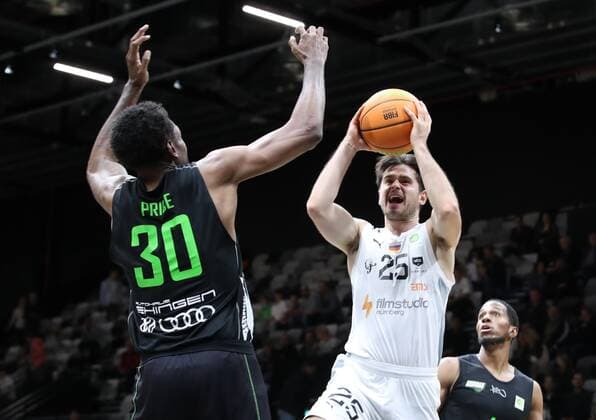16.10.2021 - Basketball - Saison 2021 2022 - 2. Bundesliga Pro-A - 05. Spieltag: Nürnberg Falcons Basketball Club NBC - Team Ehingen Urspring - DaMa - Josh Price (30, Team Ehingen Urspring ) Tim Köpple Koepple (25, Nürnberg Falcons BC NBC ) Bakari Evelyn (4, Team Ehingen Urspring )