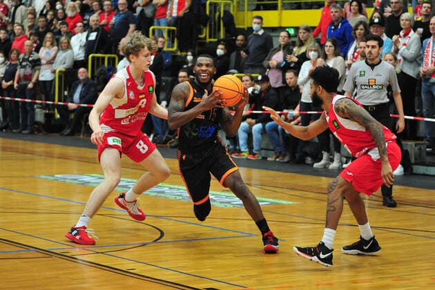 Basketball - ProA - Uni Baskets Paderborn - RASTA Vechta am 16.10.2021 im Sportzentrum Maspernplatz in Paderborn James Washington (Vechta) im Zweikampf mit Peter Hemschemeier (Paderborn)