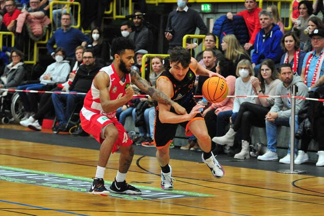 Basketball - ProA - Uni Baskets Paderborn - RASTA Vechta am 16.10.2021 im Sportzentrum Maspernplatz in Paderborn Kristofer Krause (Vechta) im Zweikampf mit Jordan Livingston Barnes (Paderborn)