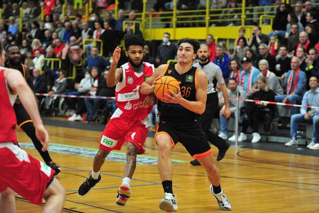 Basketball - ProA - Uni Baskets Paderborn - RASTA Vechta am 16.10.2021 im Sportzentrum Maspernplatz in Paderborn Kristofer Krause (Vechta) im Zweikampf mit Jordan Livingston Barnes (Paderborn)