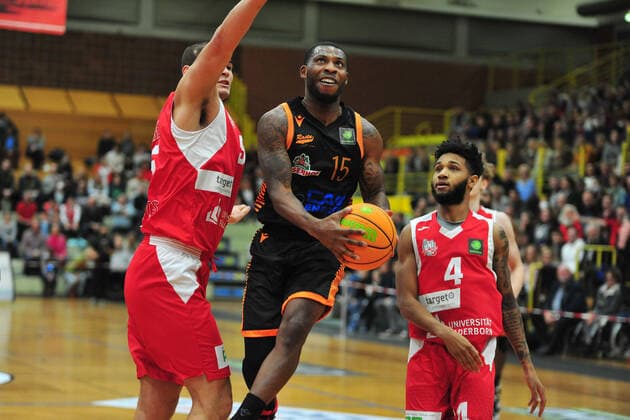 Basketball - ProA - Uni Baskets Paderborn - RASTA Vechta am 16.10.2021 im Sportzentrum Maspernplatz in Paderborn James Washington (Vechta) beim Korbleger