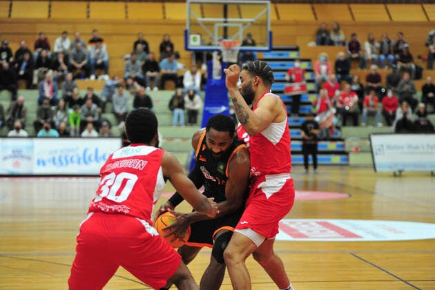 Basketball - ProA - Uni Baskets Paderborn - RASTA Vechta am 16.10.2021 im Sportzentrum Maspernplatz in Paderborn Preston Purifoy (Vechta) im Zweikampf mit Chavares Alexander Flanigan (Paderborn)