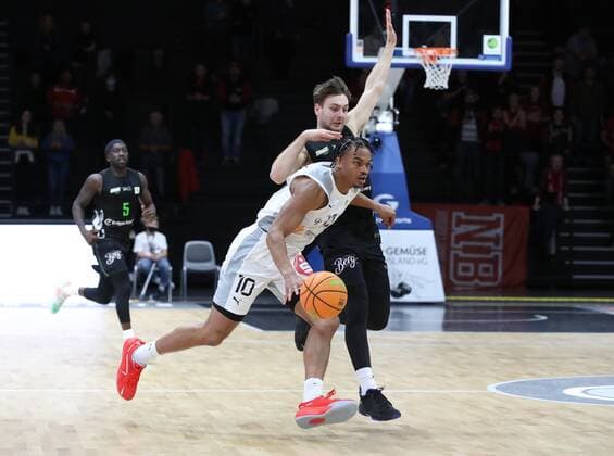 16.10.2021 - Basketball - Saison 2021 2022 - 2. Bundesliga Pro-A - 05. Spieltag: Nürnberg Falcons Basketball Club NBC - Team Ehingen Urspring - DaMa - Evan Derek Taylor (10, Nürnberg Falcons BC NBC ) Jakob Hanzalek (77, Team Ehingen Urspring )