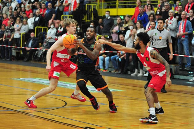 Basketball - ProA - Uni Baskets Paderborn - RASTA Vechta am 16.10.2021 im Sportzentrum Maspernplatz in Paderborn James Washington (Vechta) im Zweikampf mit Peter Hemschemeier (Paderborn)