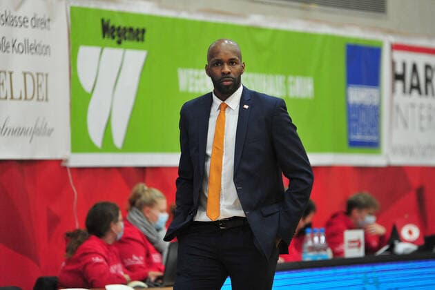 Basketball - ProA - Uni Baskets Paderborn - RASTA Vechta am 16.10.2021 im Sportzentrum Maspernplatz in Paderborn Derrick Allen Trainer (Vechta)