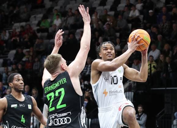 16.10.2021 - Basketball - Saison 2021 2022 - 2. Bundesliga Pro-A - 05. Spieltag: Nürnberg Falcons Basketball Club NBC - Team Ehingen Urspring - DaMa - Kevin Strangmeyer (22, Team Ehingen Urspring ) Evan Derek Taylor (10, Nürnberg Falcons BC NBC )