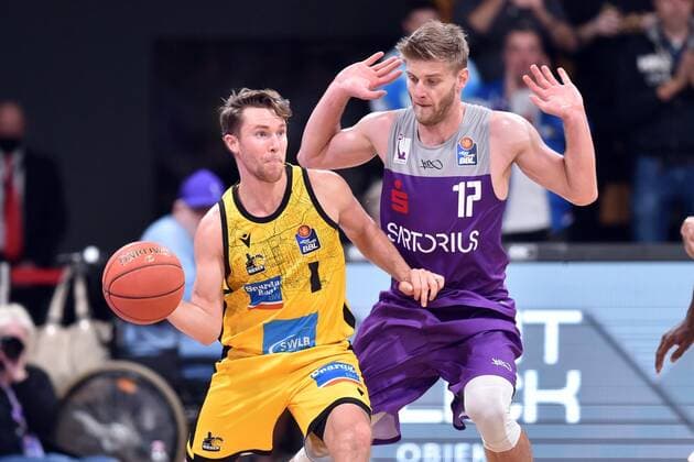 Jordan Hulls (MHP Riesen Ludwigsburg) (L) und Mathis Moenninghoff (BG Goettingen) , Basketball, Bundesliga, BBL, BG Goettingen - MHP Riesen Ludwigsburg, 16.10.2021, BG Goettingen - MHP Riesen Ludwigsburg, Basketball, Bundesliga, GER, BBL, 16.10.2021 Goettingen Copyright: xEibner-Pressefotox-xRolandxSippelx