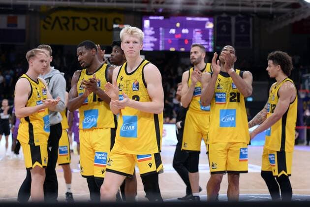 enttaeuscht, frustriert, Emotion nach der Niederlage; Jacob Patrick (MHP Riesen Ludwigsburg) (vorne) , Basketball, Bundesliga, BBL, BG Goettingen - MHP Riesen Ludwigsburg, 16.10.2021, BG Goettingen - MHP Riesen Ludwigsburg, Basketball, Bundesliga, GER, BBL, 16.10.2021 Goettingen Copyright: xEibner-Pressefotox-xRolandxSippelx