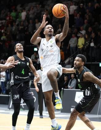16.10.2021 - Basketball - Saison 2021 2022 - 2. Bundesliga Pro-A - 05. Spieltag: Nürnberg Falcons Basketball Club NBC - Team Ehingen Urspring - DaMa - Bakari Evelyn (4, Team Ehingen Urspring ) Dupree Mc Brayer (1, Nürnberg Falcons BC NBC ) Josh Price (30, Team Ehingen Urspring )