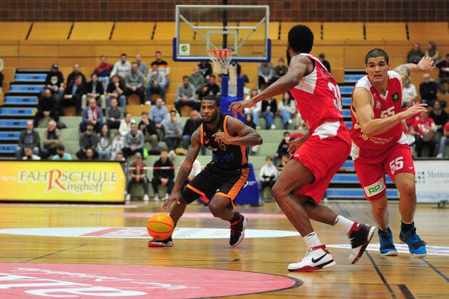 Basketball - ProA - Uni Baskets Paderborn - RASTA Vechta am 16.10.2021 im Sportzentrum Maspernplatz in Paderborn James Washington (Vechta) im Spielaufbau