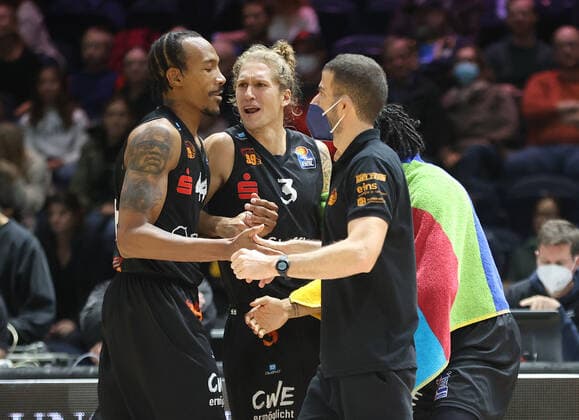 Darion Atkins (Niners Chemnitz), Jonas Richter (Niners Chemnitz), bejubeln den Auswaertssieg