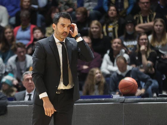 Headcoach Jesus Ramirez (Basketball Loewen Braunschweig) enttaeuscht