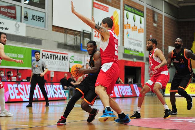 Basketball - ProA - Uni Baskets Paderborn - RASTA Vechta am 16.10.2021 im Sportzentrum Maspernplatz in Paderborn James Washington (Vechta) im Zweikampf mit Brad Thomas Greene (Paderborn)