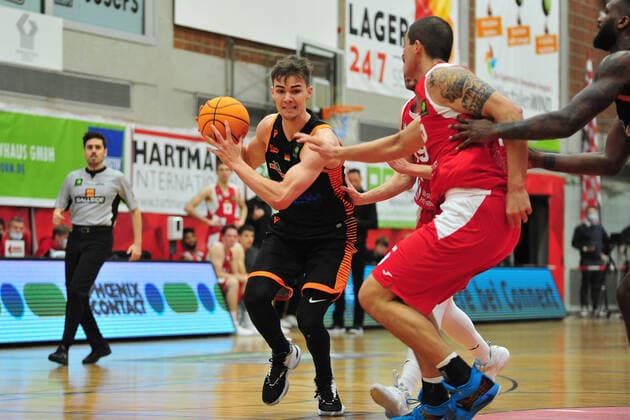 Basketball - ProA - Uni Baskets Paderborn - RASTA Vechta am 16.10.2021 im Sportzentrum Maspernplatz in Paderborn Joschka Ferner (Vechta) im Zweikampf mit Brad Thomas Greene (Paderborn)