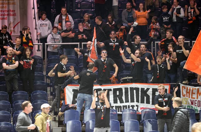 Chemnitzer Fans bejubeln den Auswaertssieg