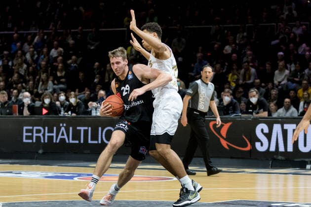 Basketball Loewen Braunschweig - NINERS Chemnitz Mindaugas Susinskas (Nr. 29 NINERS Chemnitz) Nicholas Tischler (Nr. 3 Basketball Loewen Braunschweig) Basketball Loewen Braunschweig - NINERS Chemnitz, Basketball, BBL, Saison 2021 2022, 16.10.2021 Braunschweig Copyright: xHelbigx Eibner-Pressefotox EP_helbig