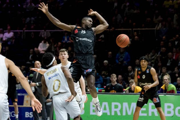 Basketball Loewen Braunschweig - NINERS Chemnitz Frantz Massenat (Nr. 15 NINERS Chemnitz) Tookie Brown (Nr. 0 Basketball Loewen Braunschweig) Basketball Loewen Braunschweig - NINERS Chemnitz, Basketball, BBL, Saison 2021 2022, 16.10.2021 Braunschweig Copyright: xHelbigx Eibner-Pressefotox EP_helbig