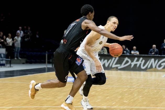 Basketball Loewen Braunschweig - NINERS Chemnitz Brendan Gregori (Nr. 1 NINERS Chemnitz) Robin Amaize (Nr. 21 Basketball Loewen Braunschweig) Basketball Loewen Braunschweig - NINERS Chemnitz, Basketball, BBL, Saison 2021 2022, 16.10.2021 Braunschweig Copyright: xHelbigx Eibner-Pressefotox EP_helbig