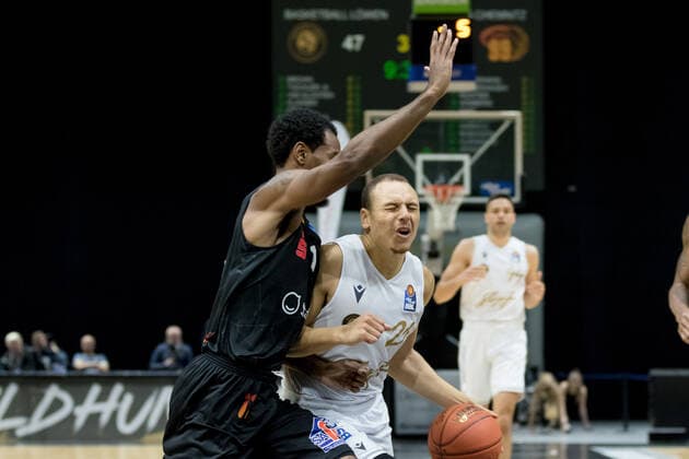 Basketball Loewen Braunschweig - NINERS Chemnitz Isiaha Mike (Nr. 11 NINERS Chemnitz) Robin Amaize (Nr. 21 Basketball Loewen Braunschweig) Basketball Loewen Braunschweig - NINERS Chemnitz, Basketball, BBL, Saison 2021 2022, 16.10.2021 Braunschweig Copyright: xHelbigx Eibner-Pressefotox EP_helbig