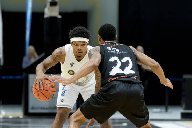 Basketball Loewen Braunschweig - NINERS Chemnitz Gerald Robinson (Nr. 22 NINERS Chemnitz) Tookie Brown (Nr. 0 Basketball Loewen Braunschweig) Basketball Loewen Braunschweig - NINERS Chemnitz, Basketball, BBL, Saison 2021 2022, 16.10.2021 Braunschweig Copyright: xHelbigx Eibner-Pressefotox EP_helbig