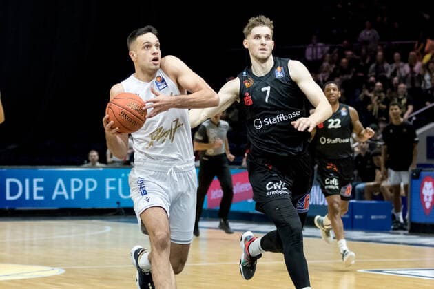Basketball Loewen Braunschweig - NINERS Chemnitz Benedikt Turudic (Nr. 44 Basketball Loewen Braunschweig) Jonas Richter (Nr. 7 NINERS Chemnitz) Basketball Loewen Braunschweig - NINERS Chemnitz, Basketball, BBL, Saison 2021 2022, 16.10.2021 Braunschweig Copyright: xHelbigx Eibner-Pressefotox EP_helbig