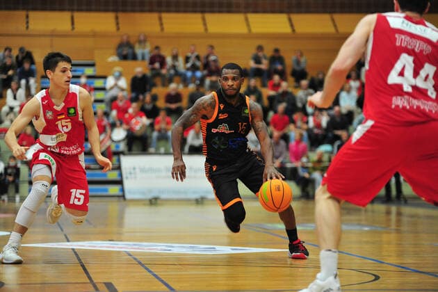 Basketball - ProA - Uni Baskets Paderborn - RASTA Vechta am 16.10.2021 im Sportzentrum Maspernplatz in Paderborn James Washington (Vechta) zieht zum Korb