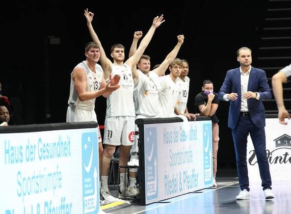 16.10.2021 - Basketball - Saison 2021 2022 - 2. Bundesliga Pro-A - 05. Spieltag: Nürnberg Falcons Basketball Club NBC - Team Ehingen Urspring - DaMa - Freude Jubel nach Punktgewinn - Ersatzspieler - Jonathan Maier (13, Nürnberg Falcons BC NBC ) Benedikt Maukner (11, Nürnberg Falcons BC NBC ) Sebastian Schröder Schroeder (14, Nürnberg Falcons BC NBC )