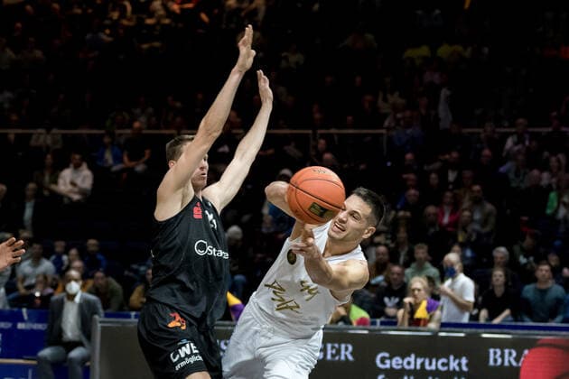 Basketball Loewen Braunschweig - NINERS Chemnitz Benedikt Turudic (Nr. 44 Basketball Loewen Braunschweig) Basketball Loewen Braunschweig - NINERS Chemnitz, Basketball, BBL, Saison 2021 2022, 16.10.2021 Braunschweig Copyright: xHelbigx Eibner-Pressefotox EP_helbig