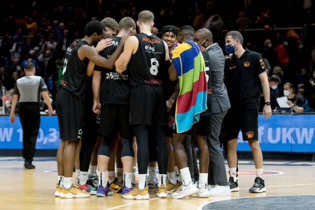 Basketball Loewen Braunschweig - NINERS Chemnitz siegerkreis Basketball Loewen Braunschweig - NINERS Chemnitz, Basketball, BBL, Saison 2021 2022, 16.10.2021 Braunschweig Copyright: xHelbigx Eibner-Pressefotox EP_helbig