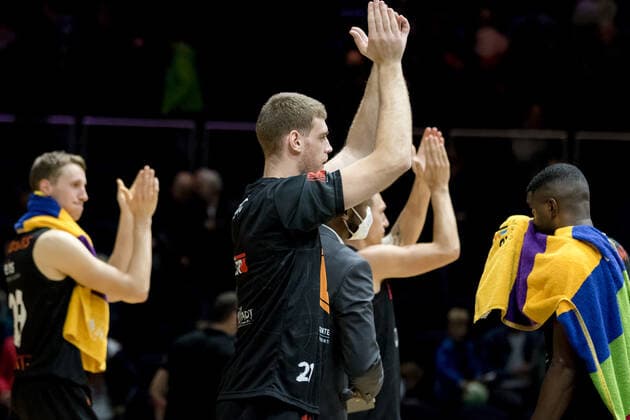 Basketball Loewen Braunschweig - NINERS Chemnitz sieg applaus Basketball Loewen Braunschweig - NINERS Chemnitz, Basketball, BBL, Saison 2021 2022, 16.10.2021 Braunschweig Copyright: xHelbigx Eibner-Pressefotox EP_helbig