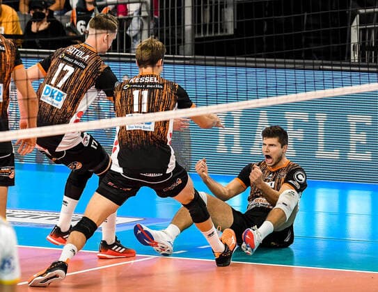 Bilder des Jahres 2021, Sport 10 Oktober Sport Themen der Woche KW41 GER, VBL, VfB Friedrichshafen vs Berlin Recycling Volleys 16.10.2021, ratiopharm Arena, Neu-Ulm, GER, VBL, VfB Friedrichshafen vs Berlin Recycling Volleys, im Bild Marek Sotola (Berlin, 17), Cody Kessel (Berlin, 11) und Ruben Schott (Berlin, 3) jubeln nach einem Punktgewinn *** GER, VBL, VfB Friedrichshafen vs Berlin Recycling Volleys 16 10 2021, ratiopharm Arena, Neu Ulm, GER, VBL, VfB Friedrichshafen vs Berlin Recycling Volleys, pictured Marek Sotola Berlin, 17 , Cody Kessel Berlin, 11 and Ruben Schott Berlin, 3 cheer after winning a point. nordphotoxGmbHx xHafner nph00200