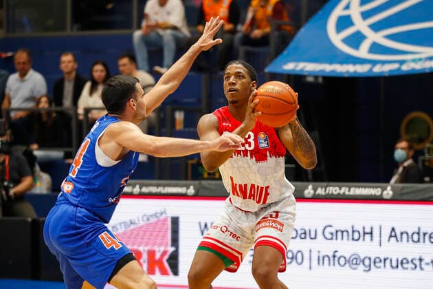 GER, Weissenfels, Stadthalle Weissenfels, 16.10.2021, emspor, emonline, despor, deonline, SYNTAINICS MBC vs. s.Oliver Wuerzburg, easyCredit BBL, 4. Spieltag Bild: v. l. Nikola Rebic (SYNTAINICS MBC) und Desi Rodriguez (s.Oliver Wuerzburg) Copyright: HMBxMedia JulienxBecker