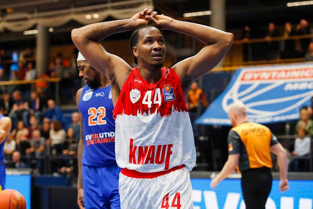GER, Weissenfels, Stadthalle Weissenfels, 16.10.2021, emspor, emonline, despor, deonline, SYNTAINICS MBC vs. s.Oliver Wuerzburg, easyCredit BBL, 4. Spieltag Bild: Verwunderung bei William Buford (s.Oliver Wuerzburg) Copyright: HMBxMedia JulienxBecker