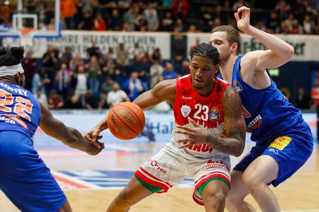 GER, Weissenfels, Stadthalle Weissenfels, 16.10.2021, emspor, emonline, despor, deonline, SYNTAINICS MBC vs. s.Oliver Wuerzburg, easyCredit BBL, 4. Spieltag Bild: v. l. Chris Coffey (SYNTAINICS MBC), Desi Rodriguez (s.Oliver Wuerzburg) und Jakub Garbacz (SYNTAINICS MBC) Copyright: HMBxMedia JulienxBecker