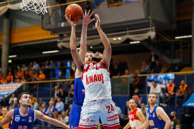 GER, Weissenfels, Stadthalle Weissenfels, 16.10.2021, emspor, emonline, despor, deonline, SYNTAINICS MBC vs. s.Oliver Wuerzburg, easyCredit BBL, 4. Spieltag Bild: v. l. Radii Caisin (SYNTAINICS MBC) gegen Cameron Hunt (s.Oliver Wuerzburg) Copyright: HMBxMedia JulienxBecker